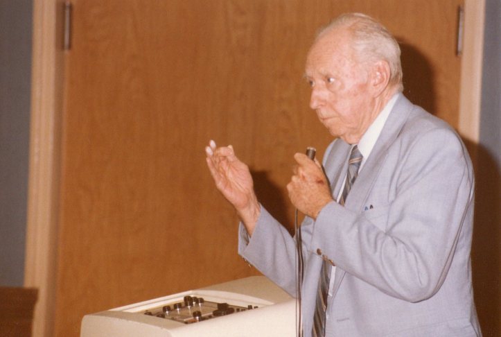 bowen chalk on finger tips